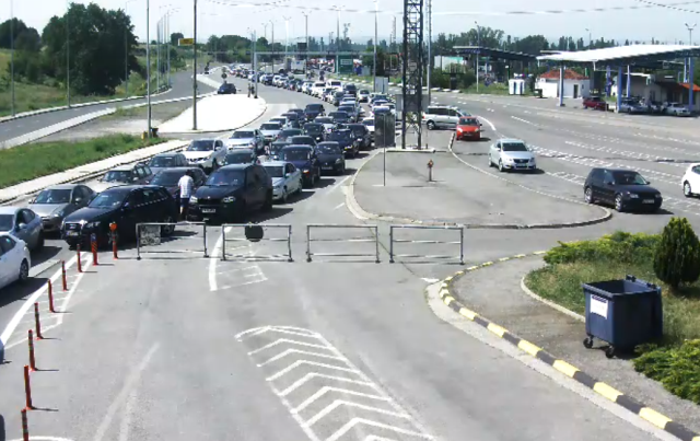 Hundreds of cars waiting in line to enter Serbia as Macedonia suffers from vaccine shortages