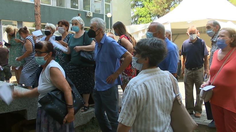 Huge crowds at sites on the first day of vaccination without an appointment