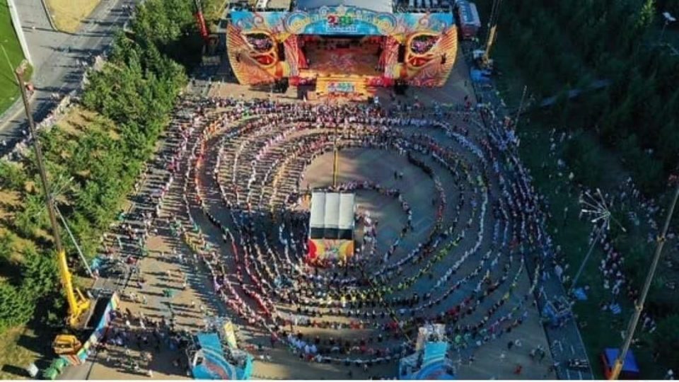 Macedonian dancers joined in the Guinness record for the longest horo