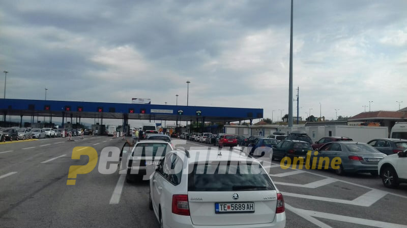 Long lines at the Kumanovo border crossing to enter into Serbia