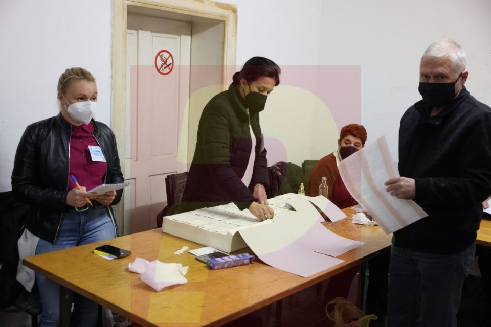 Election turnout went over 50 percent at 18:30h