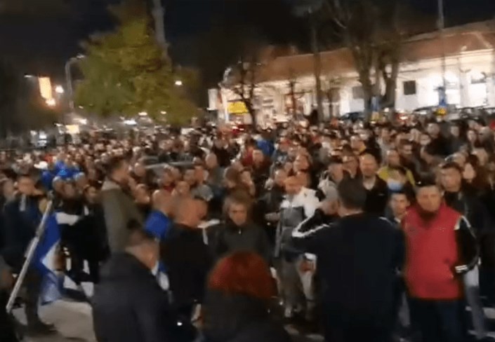 Protest in Bitola in support of a police officer sacked and sentenced to prison over an incident with a group of Roma citizens