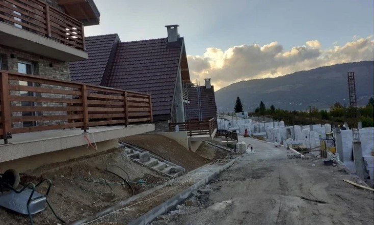 Government commission annuls decision to demolish nine houses just below the Radika Hotel
