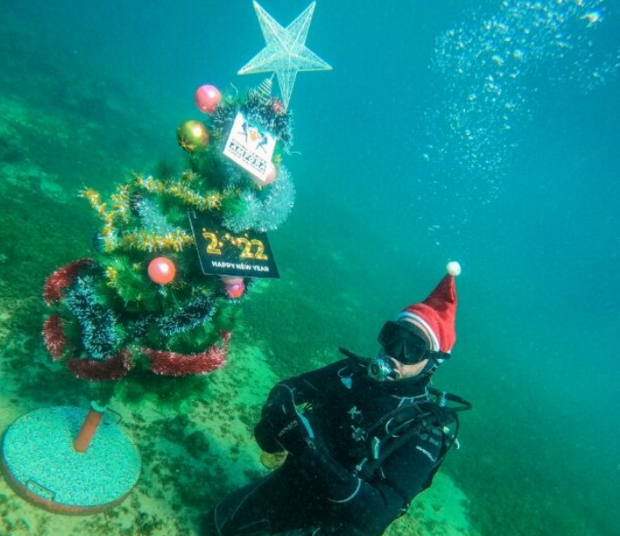 Divers decorate a Christmas tree at the bottom of lake Ohrid
