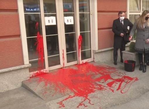 Paint thrown in front of the Ministry of Justice due to Maricic’s pardons