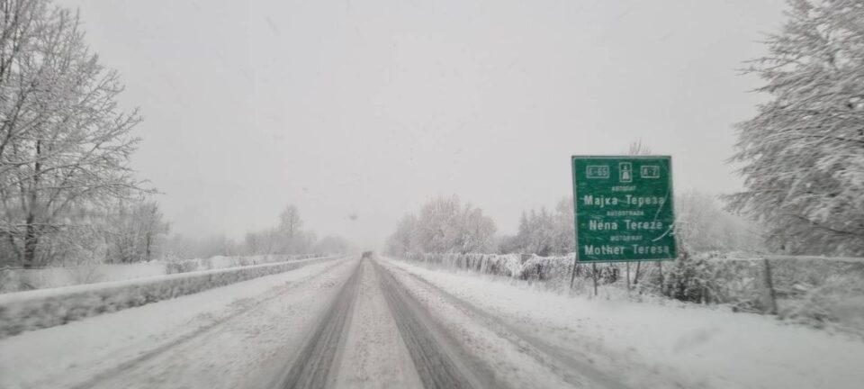 Roads in the west of Macedonia made impassable by the falling snow
