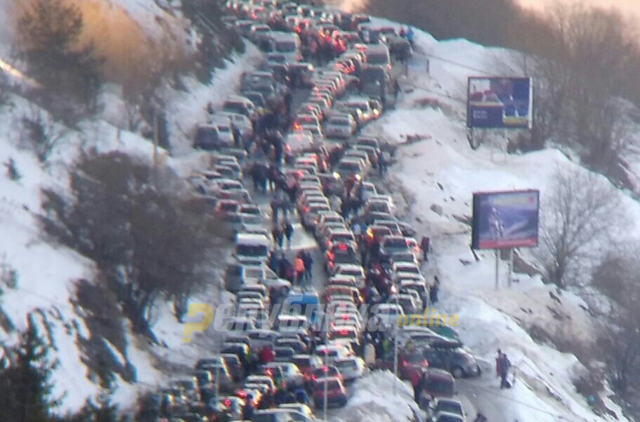 Complete chaos on Popova Sapka: Lines of vehicles returning from the winter center stuck on the road