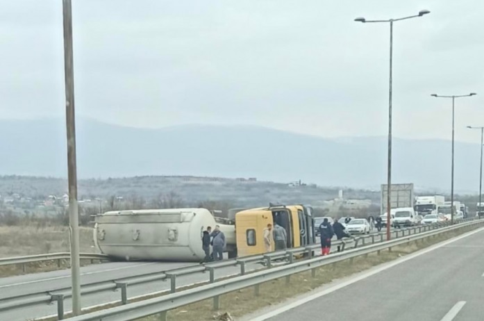 Tanker truck overturned north of Skopje