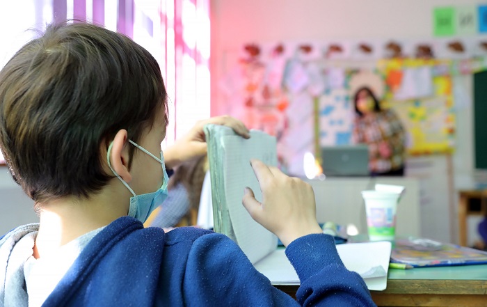 Elementary school students to continue to wear face masks in schools, government fails to make decision to lift the mandate