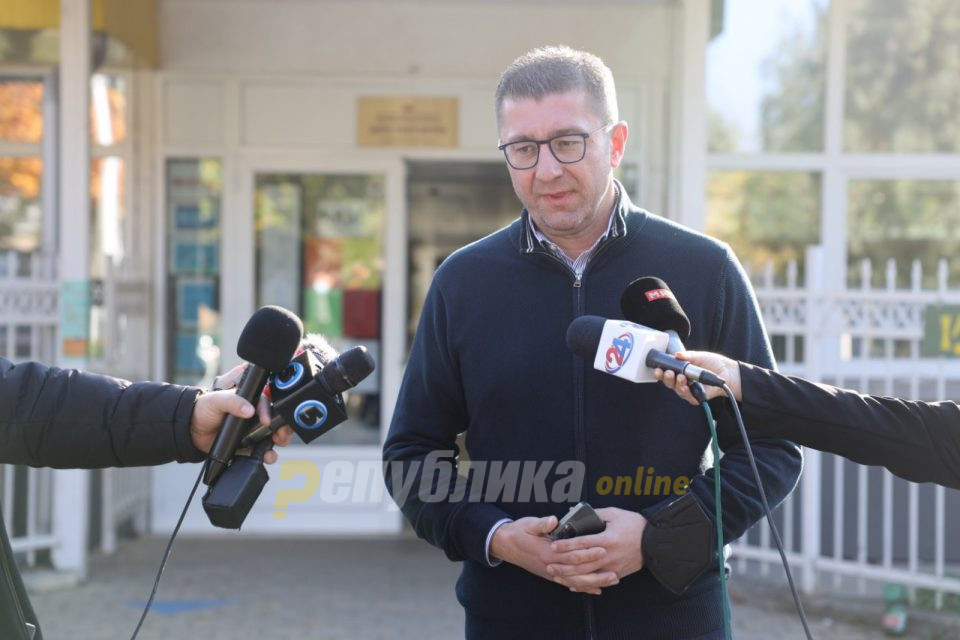 Mickoski calls on Petkov to work to improve the rights of Macedonians in Bulgaria