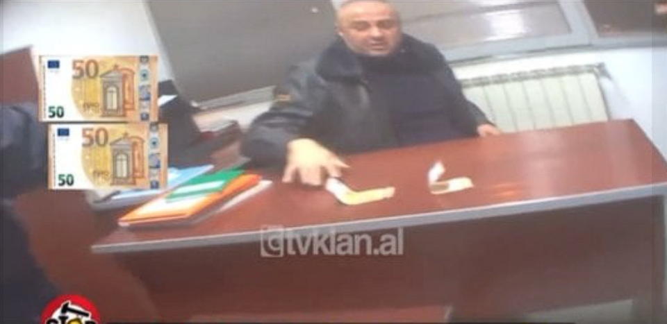 Albanian TV films Macedonian custom officer taking 120 euros bribe to let six Albanian citizens into the country