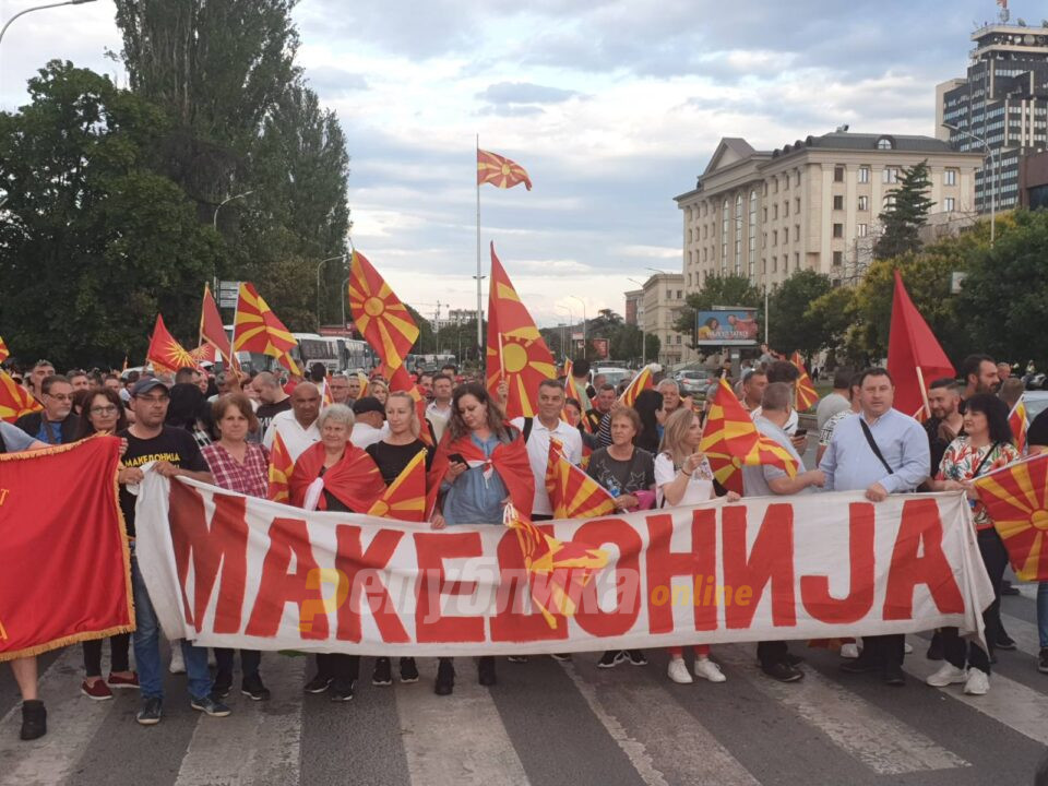 Huge number of people heading towards government building, VMRO-DPMNE’s major rally begins