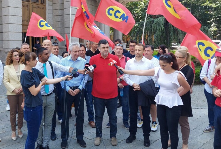 SSM resumes strike in front of Ministry of Finance building