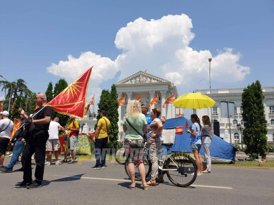 Macedonia is more important than the hot weather: Citizens gather in front of government building even at temperature of 40°C