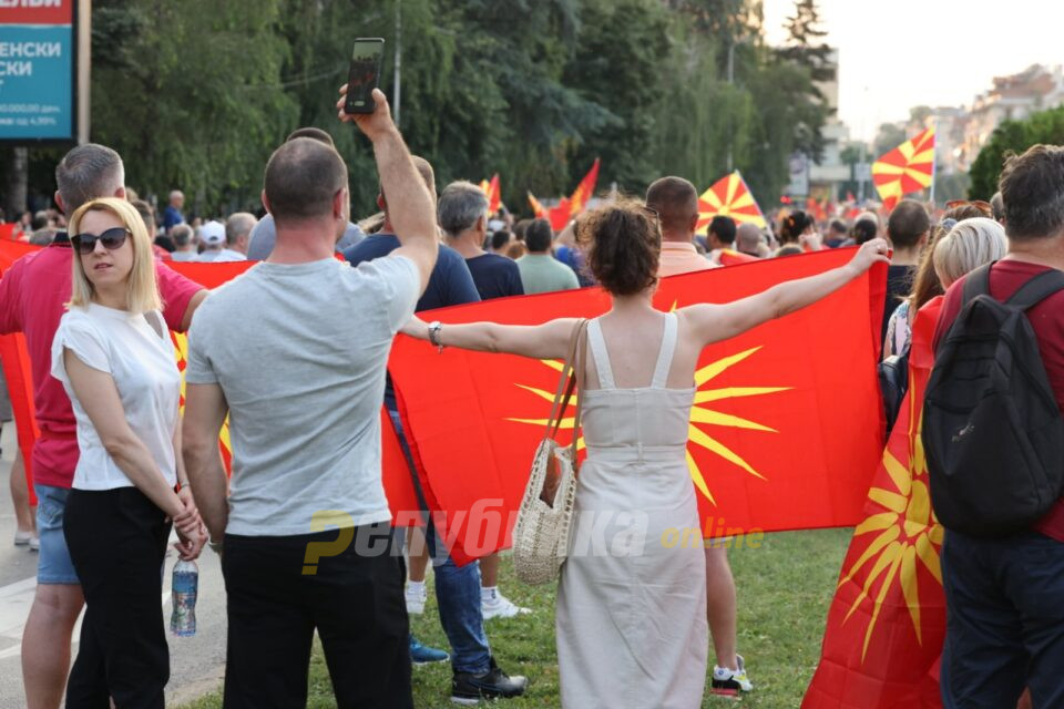 Today’s protest will start earlier – at 12h, when the session for the non-Macedonian proposal is scheduled