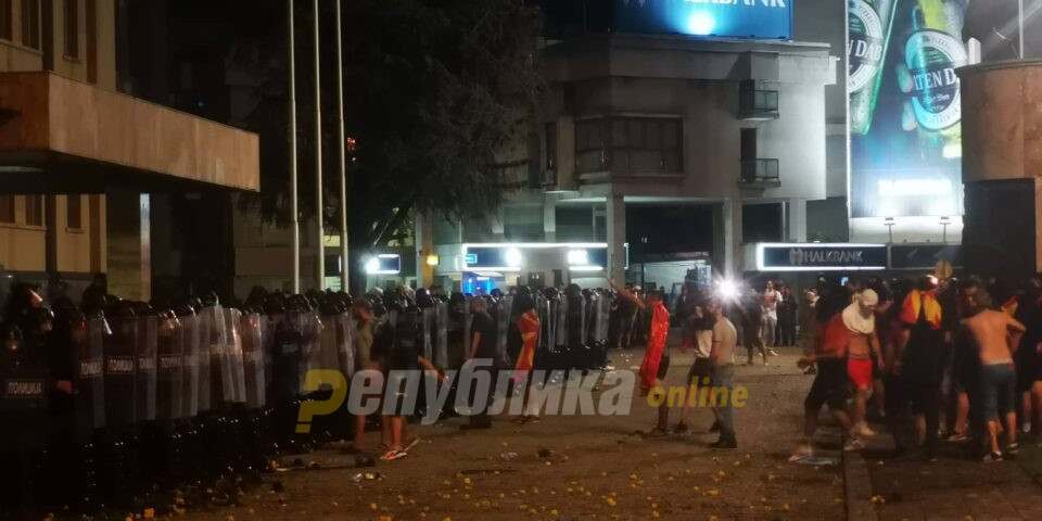 Authorities destroy protests with provocateurs: The police did not attack the thugs, but the people