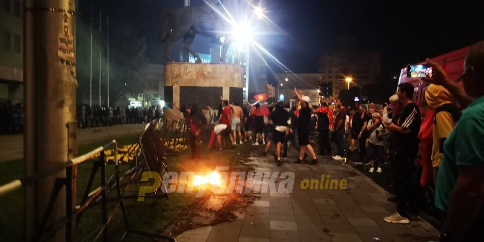 Provocateurs broke into the people’s protest in front of Parliament building