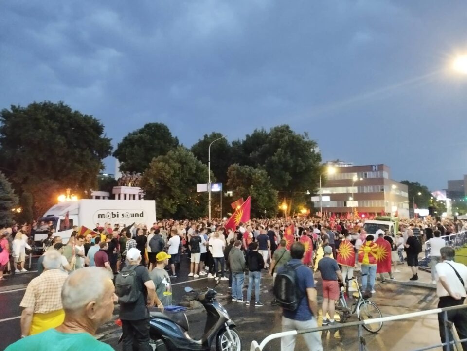 People’s protest march against the humiliating proposal for Macedonia reaches Parliament building (VIDEO)