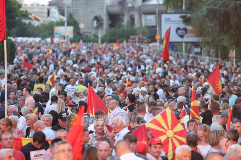Bulgarian dictation for Macedonia, NO thank you! Large protest in front of government building at 19h