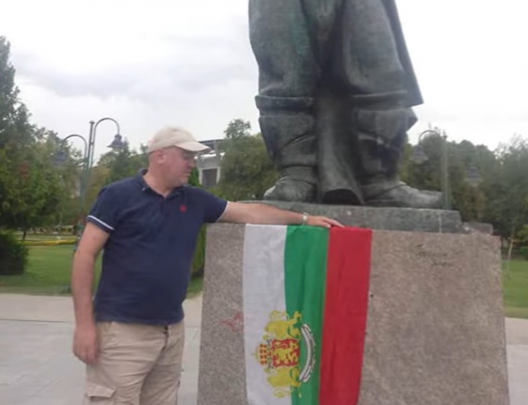 Bulgarian foundation cleans Goce Delcev monument in Skopje city park, places Bulgarian flag