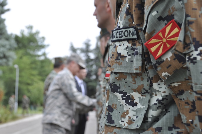 According to which NATO standard does SDS Aracinovo recruit professional soldiers?