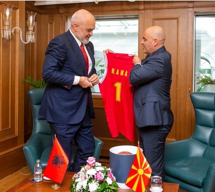 Kovacevski gave Edi Rama a jersey from the Macedonian national basketball team with his name written on it
