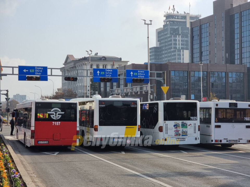 Private bus companies jointly park their buses at intersection near “Mavrovka”, Skopje blocked