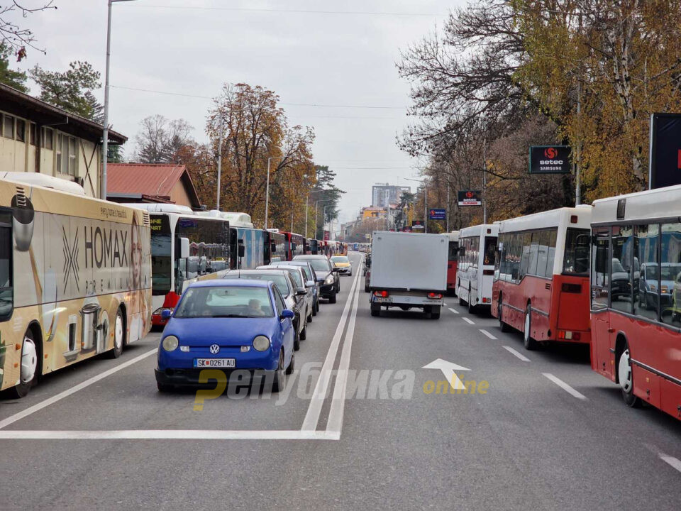 Private bus transporters continue road blocks in Skopje