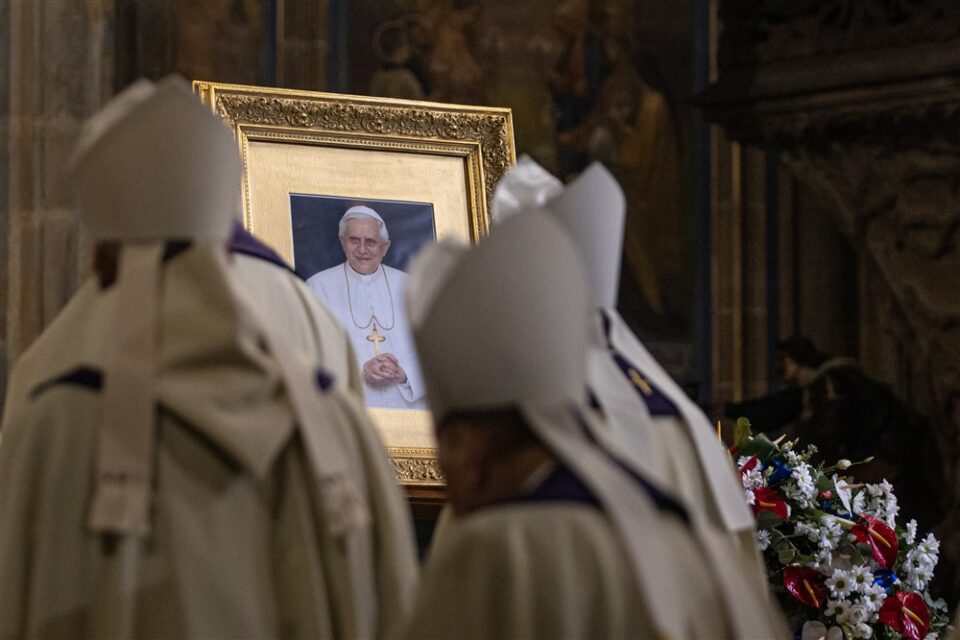MOC-OA delegation attends funeral of Pope Benedict XVI