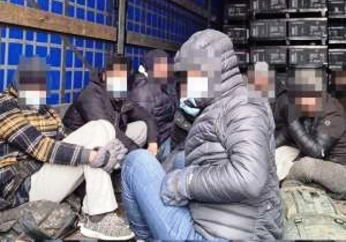 Police detain smuggler, find eight migrants