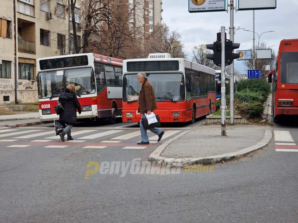 Chaos in Avtokomanda: Private bus transporters protest in front of JSP HQ