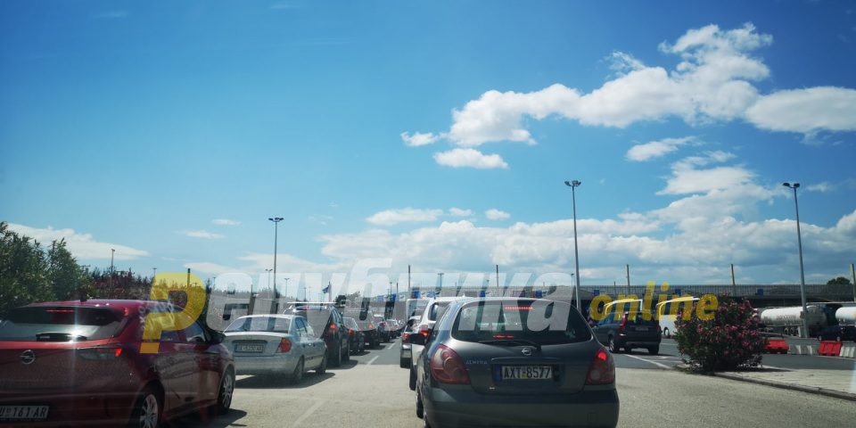 Huge line at the Greek – Macedonian border after the Easter weekend