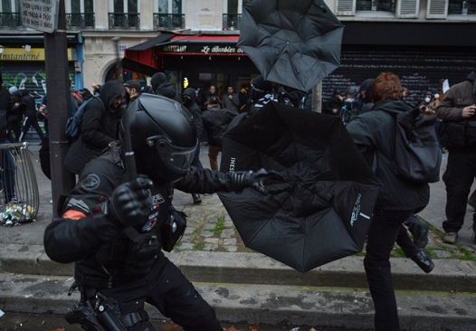 France deploys large police reinforcements to deal with the riots