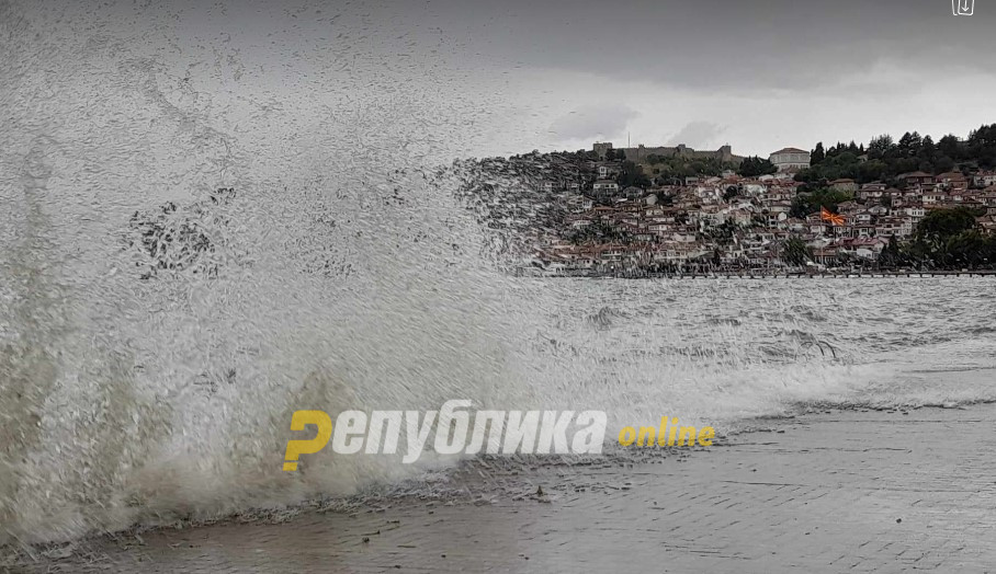 High waves flooded the Ohrid Lake bank