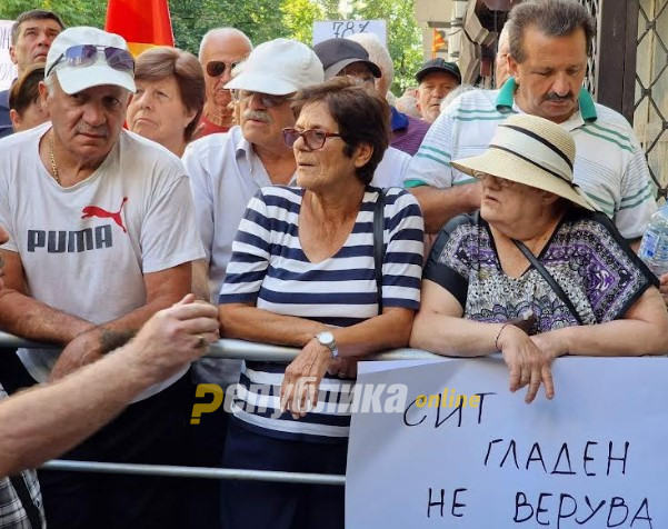 The Berovo pensioners continued their protests, demand a linear raise of MKD3,500