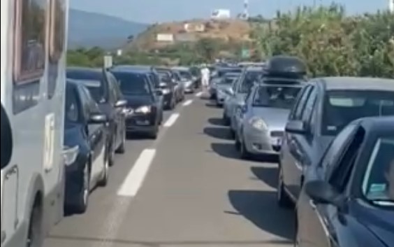 Huge lines on the border crossings with Greece