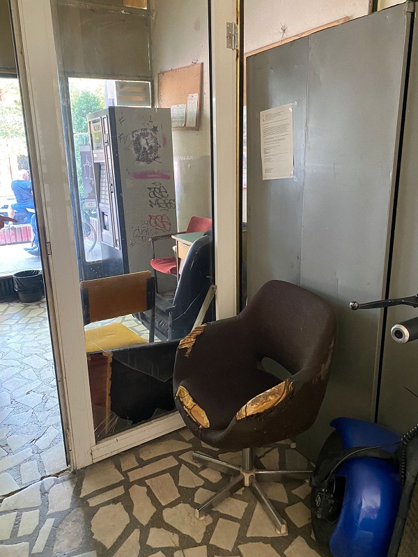 The misery of the public administration: Torn out chairs, desks glued together, broken windows…