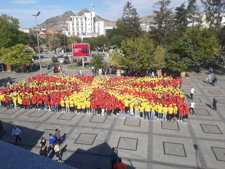 Schoolchildren in Prilep assemble to create the Macedonian flag and kick off the celebrations for October 11th