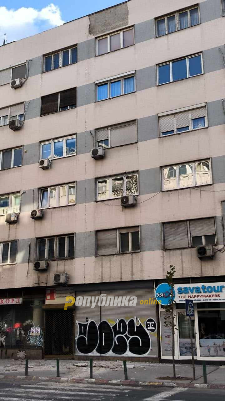 An entire block of facade fell on “Record”, two children escaped by running