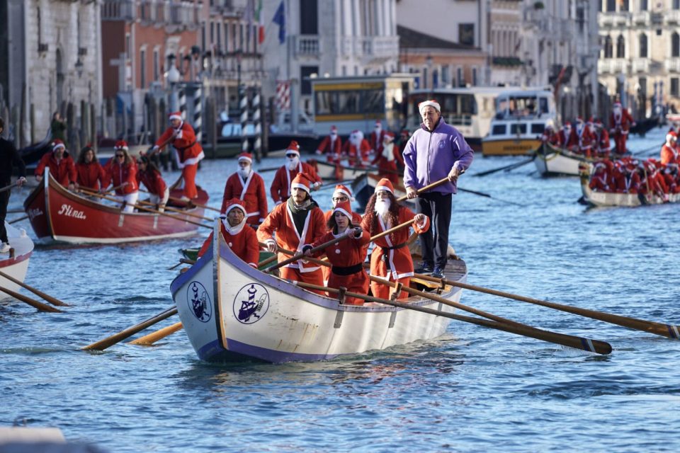 Holiday Regatta: A Christmas race involving hundreds of Santa Clauses was held in Venice