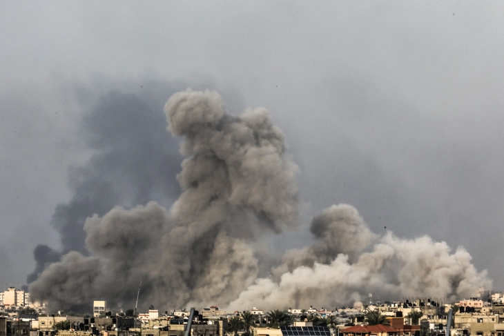 The Israeli army is still bombarding the Gaza Strip