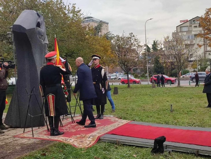 Gov’t delegation lays flowers at St. Clement of Ohrid monument