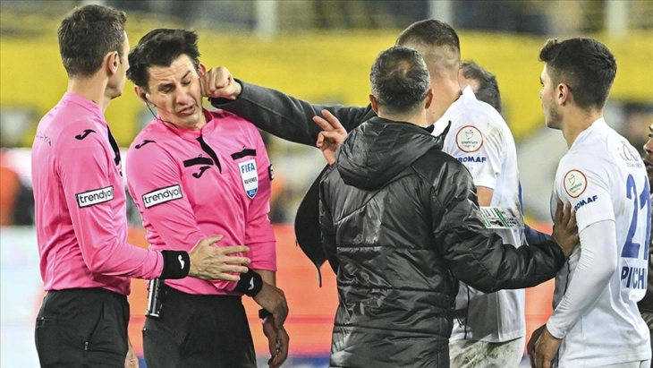 Turkey suspends football after the club president strikes the referee