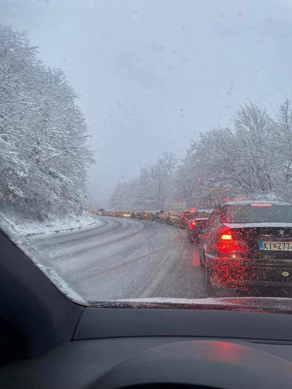 Snow disrupts traffic on the mountain roads