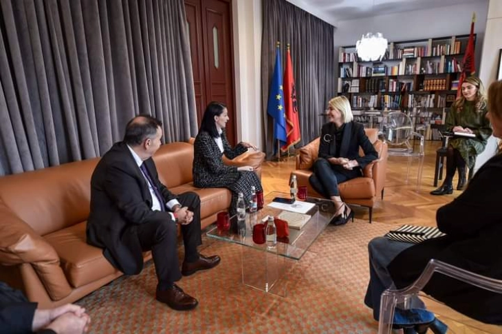 The Albanian counterpart and the culture minister meet before the stolen symbols are turned over