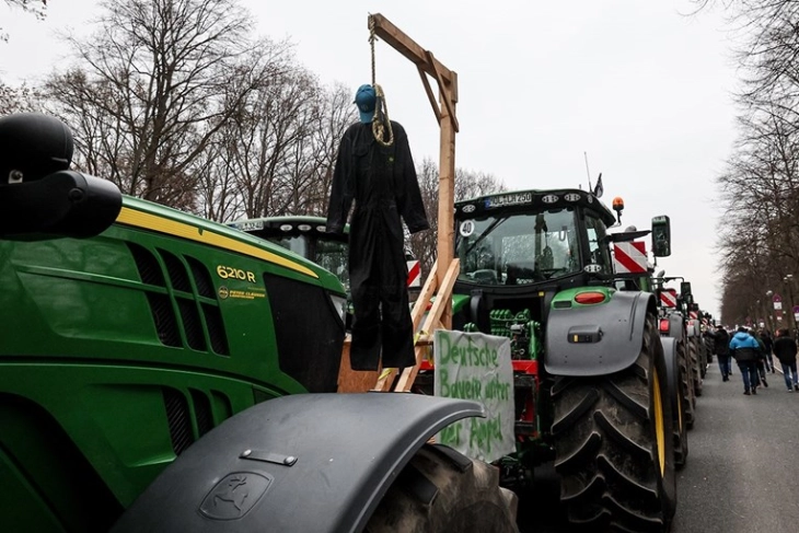 Farmers staged a protest at Berlin’s Brandenburg Gate, bringing in hundreds of tractors to voice their grievances