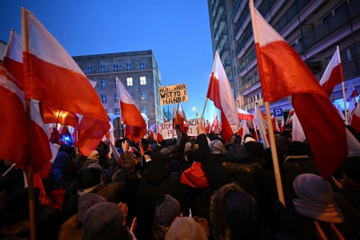 Tens of thousands of Poles protest against the new administration led by Tusk