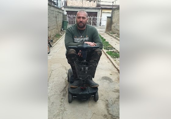 Blagojco decided to sell his disabled scooter for 30,000 denars to treat Leonid