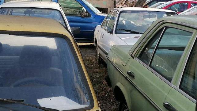 No one is responsible for the wrecked vehicles in Skopje: “City Parking” will not collect the “debris” from the zone parking in Karposh 1 and 2?