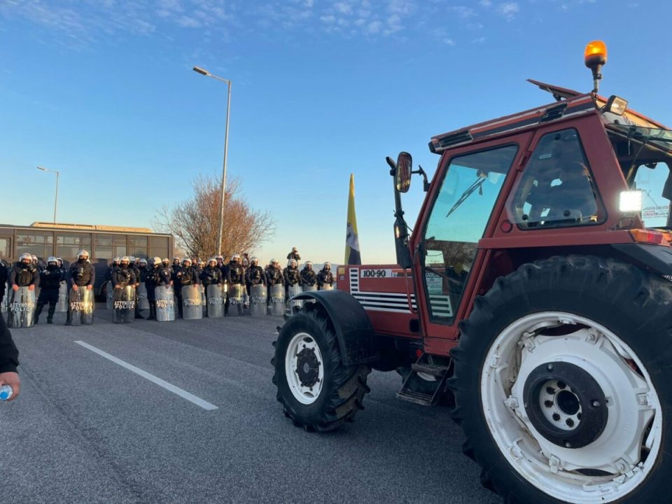 Greek farmers demonstrate near the Macedonian border